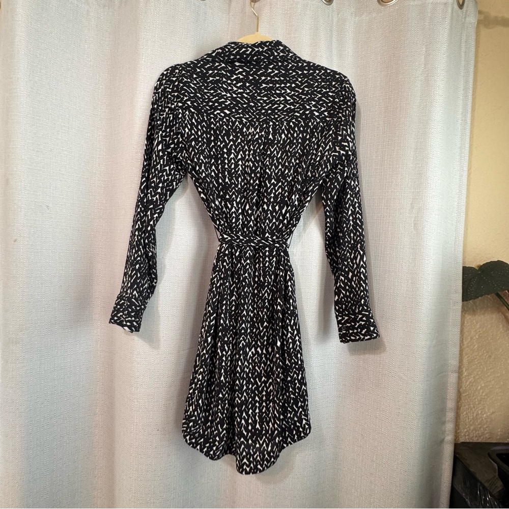 Express black and white zig zag pattern long sleeve midi dress with tie waist - Picture 3 of 6